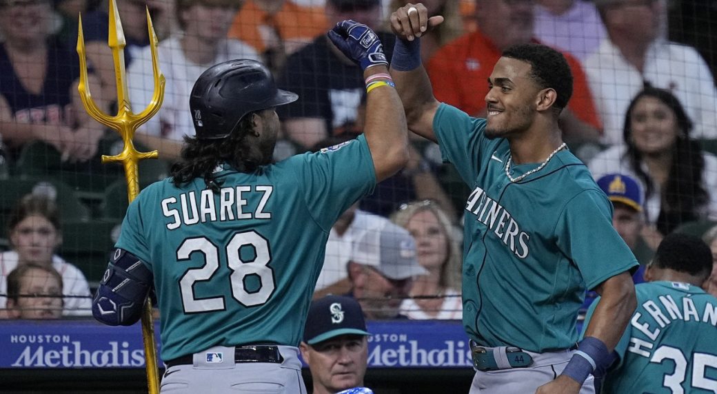 Mariners hold on for win to sweep Astros, stay half-game ahead of Blue Jays