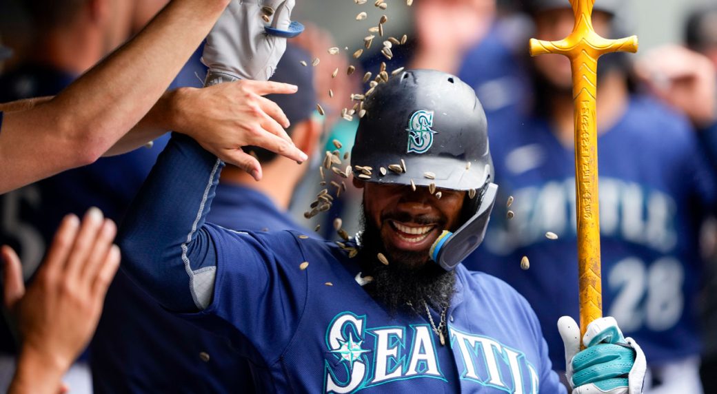 Wild-Card Roundup: Hernandez helps Mariners close out August with 21 wins