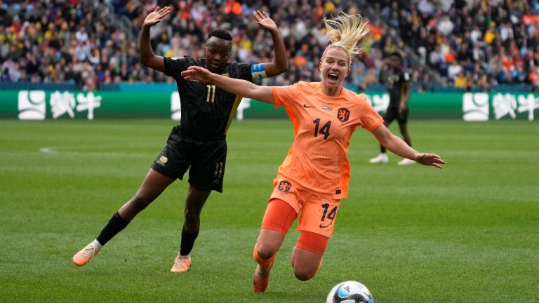 Netherlands' Jackie Groenen is chased by South Africa's Thembi Kgatlana during the Women's World Cup round of 16 soccer match between the Netherlands and South Africa at the Sydney Football Stadium in Sydney, Australia, Sunday, Aug. 6, 2023. (Mark Baker/AP Photo)