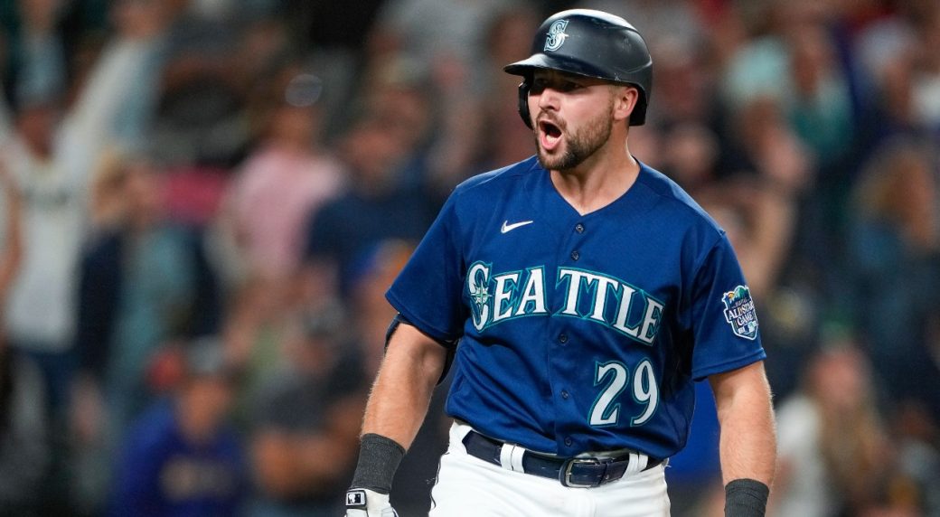 Mariners show off new uniforms, but they don't help them beat