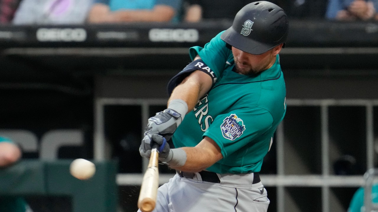 Mariners move into tie for first place in AL West after beating Royals