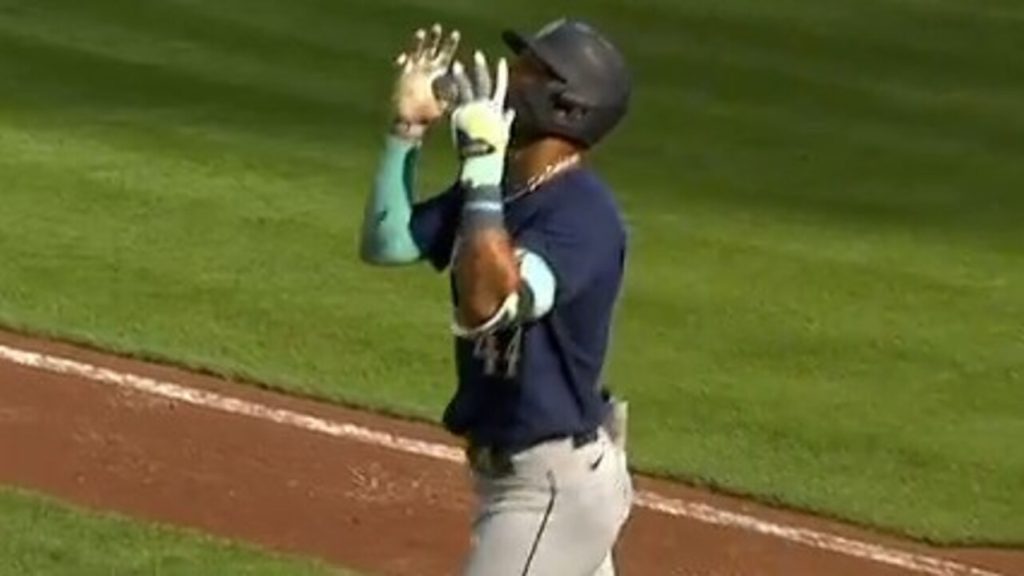 Julio Rodriguez fools fans with home run robbery fake out on
