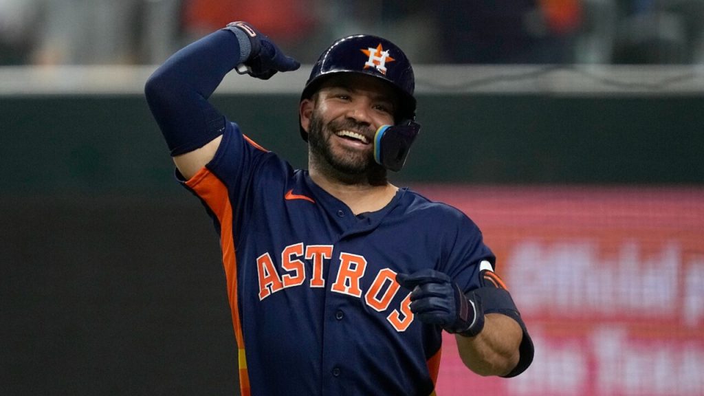 Houston Astros fans recreate viral 2017 hat stunt at parade