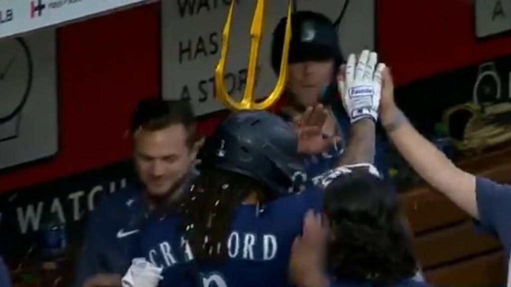 JP Crawford blasts his 17th HR to put the Mariners ahead 2-1 : r