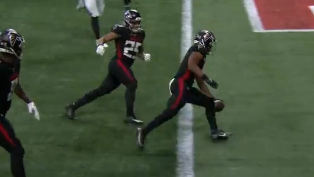 Falcons' Bijan Robinson jukes multiple Panthers for first NFL TD