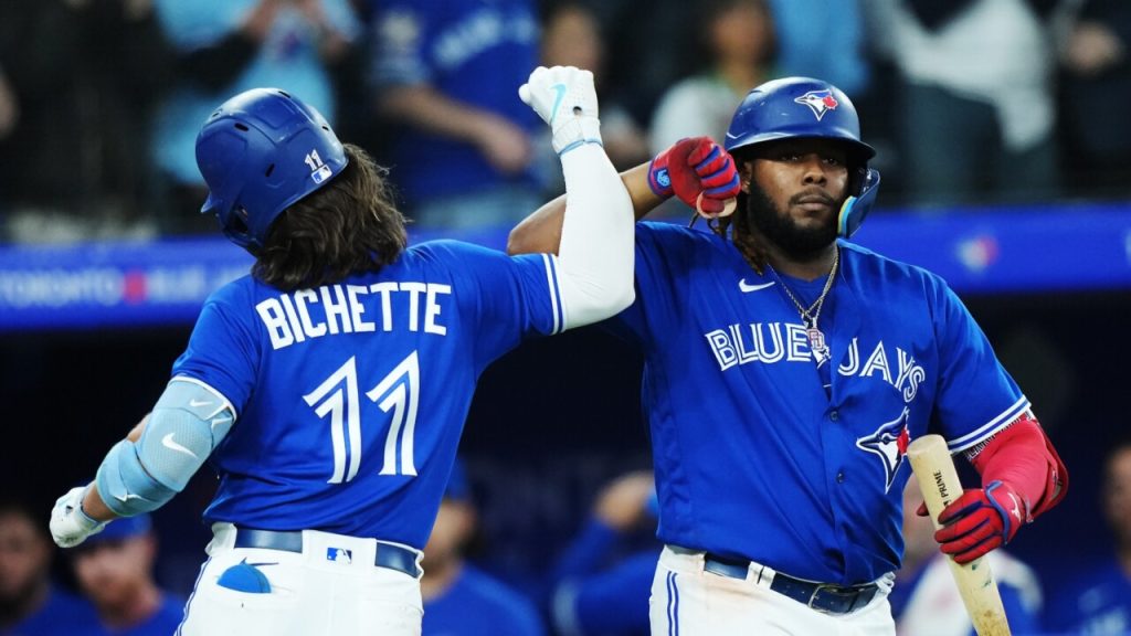 Blue Jays gaining on Maple Leafs in online popularity
