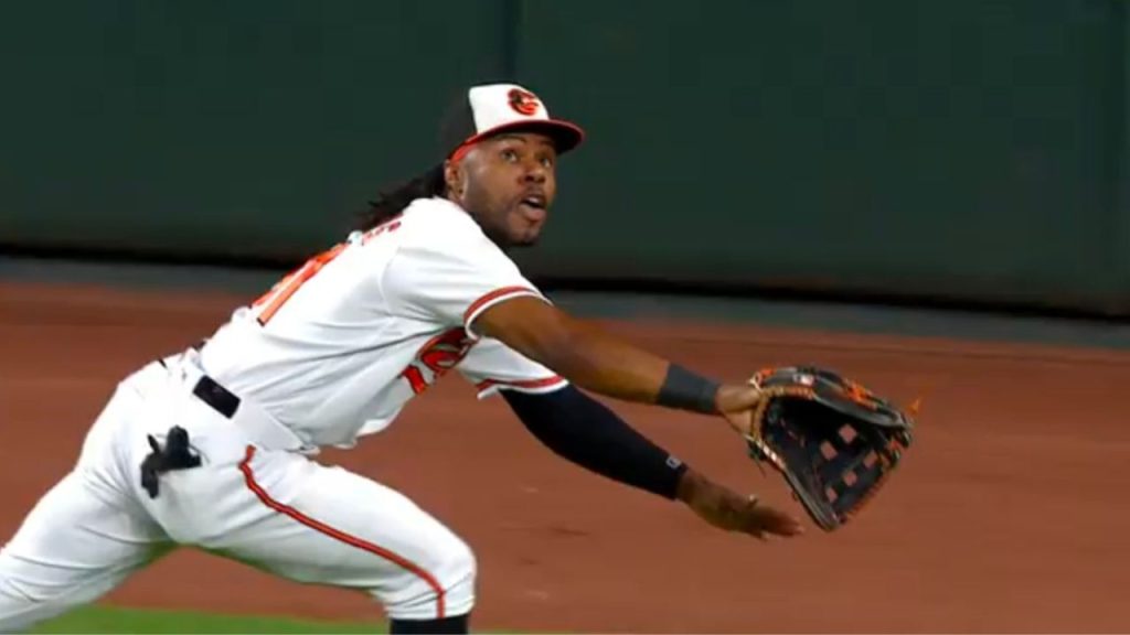 Orioles outfielder Cedric Mullins soars to take away Yankees home run