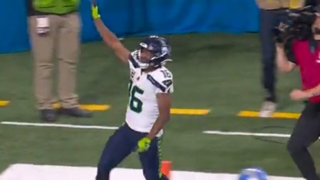 Geno Smith's 2nd TD pass to Tyler Lockett lifts the Seahawks to a