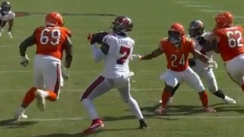 HIGHLIGHT: Shaq Barrett Pick-Six Vs. Bears to ICE the Game