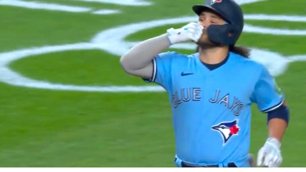 Highlight] Bo Bichette knocks out one of his prettiest opposite field home  runs of the season in the first inning against the Twins. The two-run shot  gives him 26 homers and 97