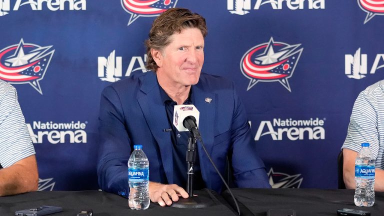 Mike Babcock, centre, addresses the media as the Columbus Blue Jackets introduce Babcock as their new head coach during a news conference on Saturday, July 1, 2023 in Columbus, Ohio. (Kyle Robertson/The Columbus Dispatch via AP)