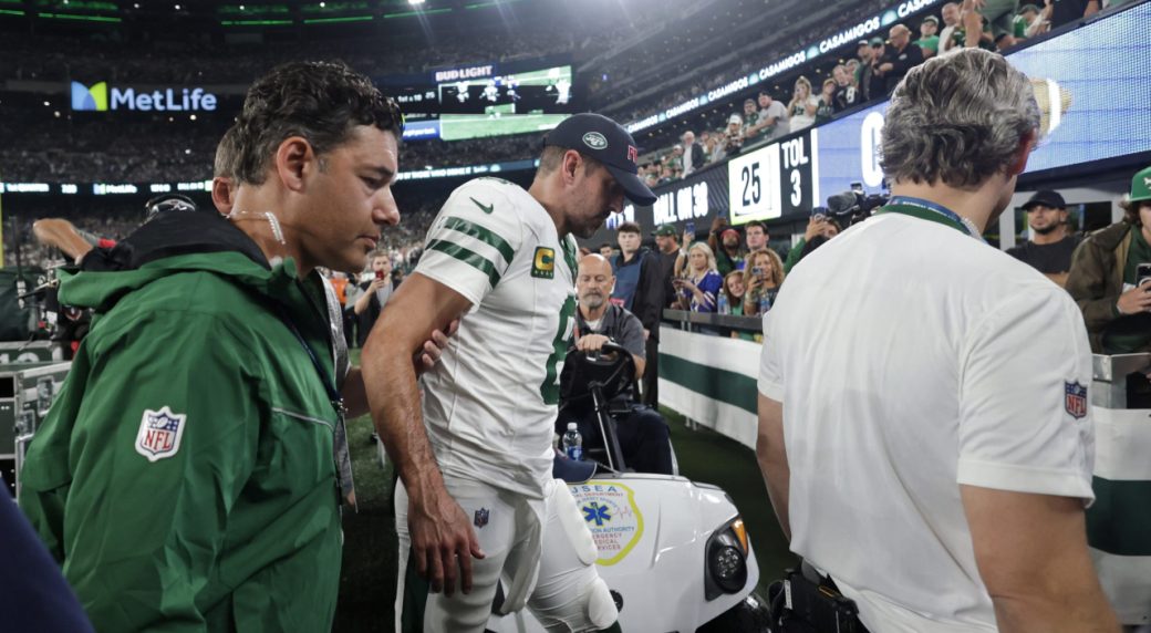 Report Jets Qb Aaron Rodgers Eyeing Potential Playoff Return From