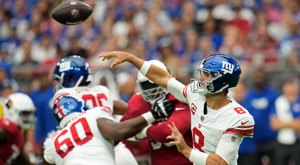 Daniel Jones throws for 321 yards, Giants rally from a 21-point deficit to  beat Cardinals 31-28