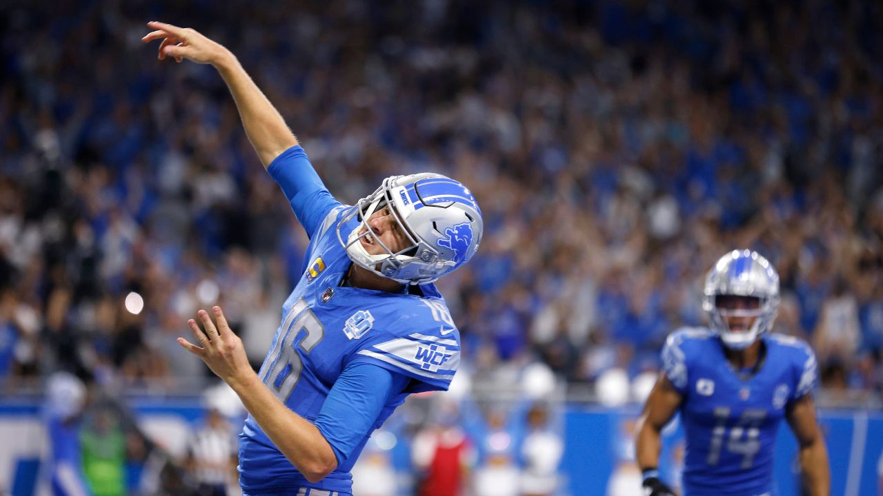 Jared Goff throws and runs for TDs, helping the Lions bounce back