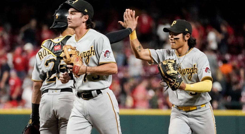 Endy Rodríguez hits his 1st major league home run to help the