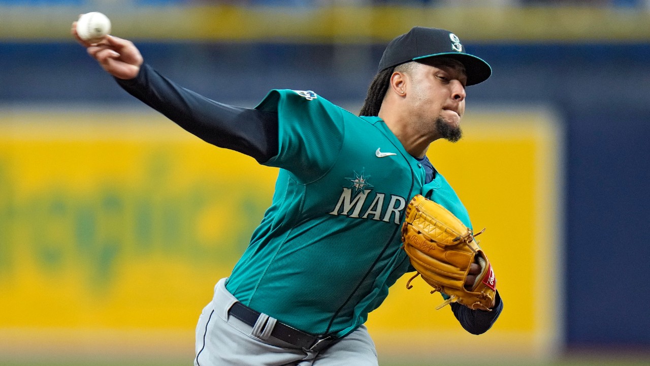 Castillo, Mariners blank Rays to win first game of key series