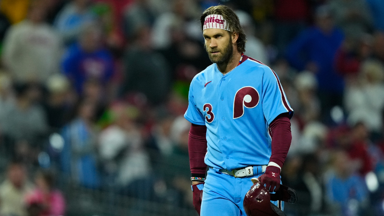 Phillies' Bryce Harper ejected by Angel Hernandez, tosses helmet