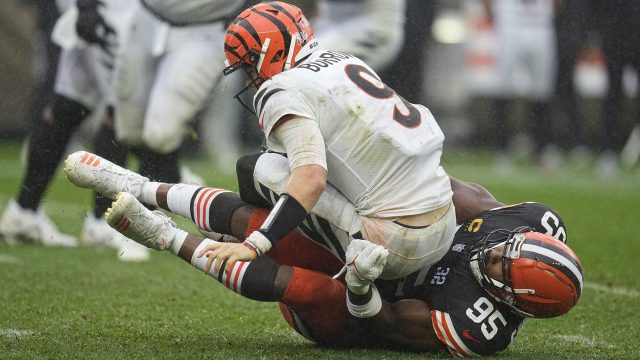 Browns' Cooper leaves practice with groin injury, questionable vs. Steelers