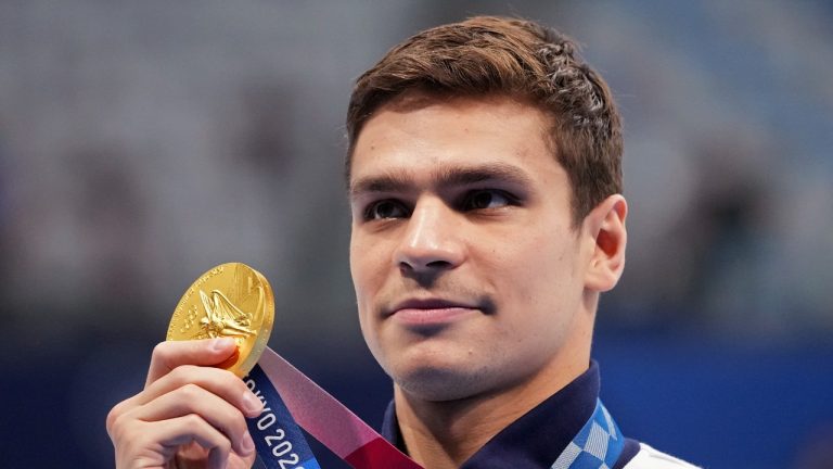 FILE - Evgeny Rylov of the Russian Olympic Committee poses with his gold medal for the men's 100-meter backstroke final at the 2020 Summer Olympics, Tuesday, July 27, 2021, in Tokyo, Japan. A statement from swimming's world governing body, FINA, on Thursday, April 21, 2022, announced that Rylov has been banned from the sport for nine months for appearing at a rally in support of President Vladimir Putin and Russia's invasion of Ukraine. (Matthias Schrader/AP)