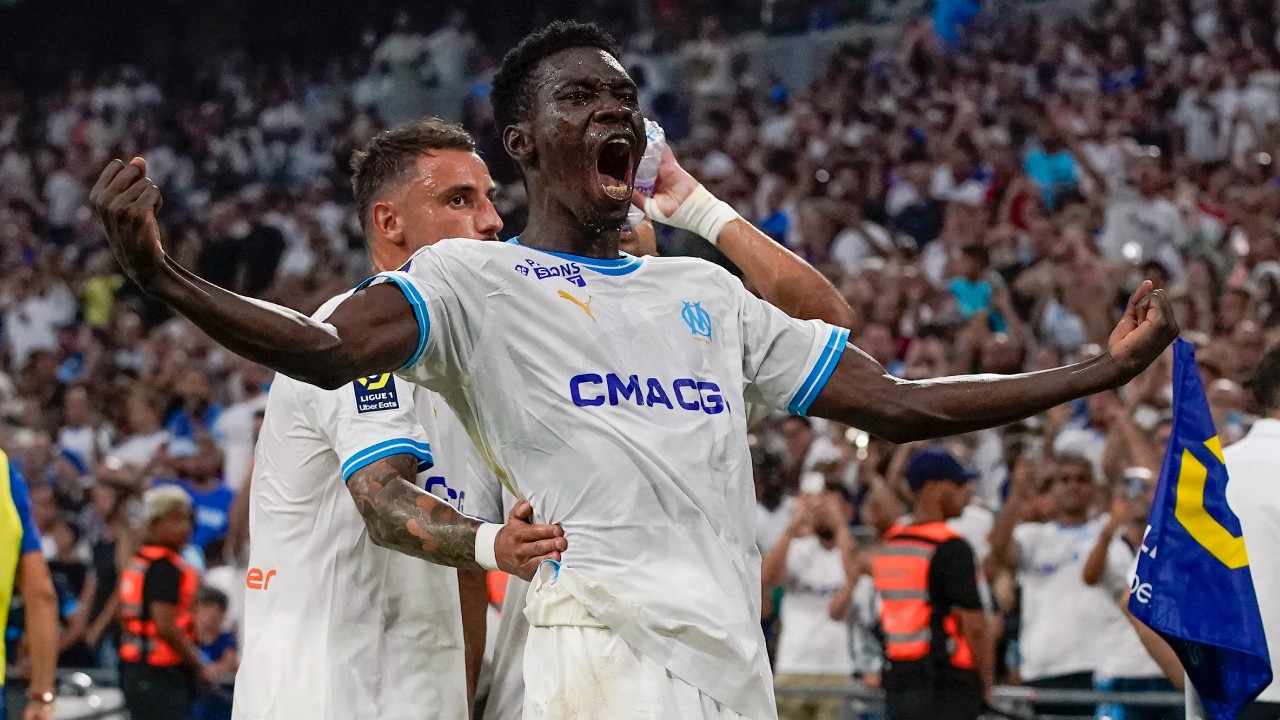 Unbeaten Marseille goes top of French league after drawing at 10-man Nantes