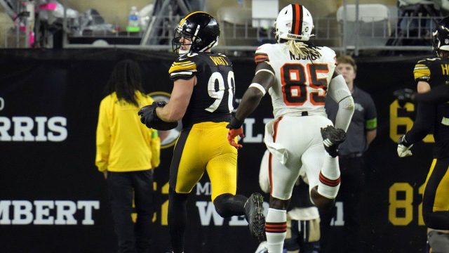 T.J. Watt's scoop-and-score lifts Steelers past Browns 26-22 as Cleveland  loses Nick Chubb to injury