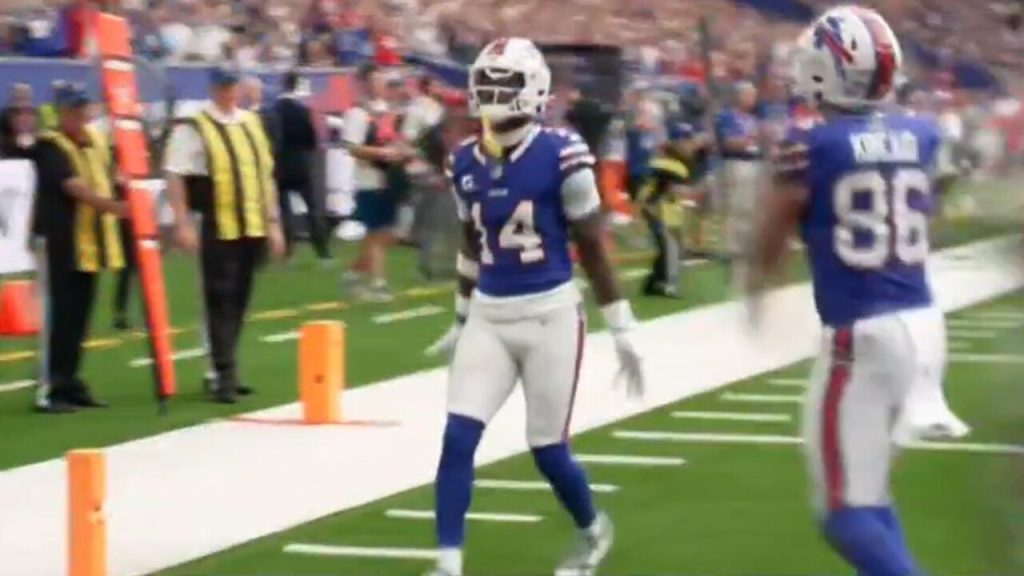 Allen dazzles as Bills kick off season with blowout win over Rams