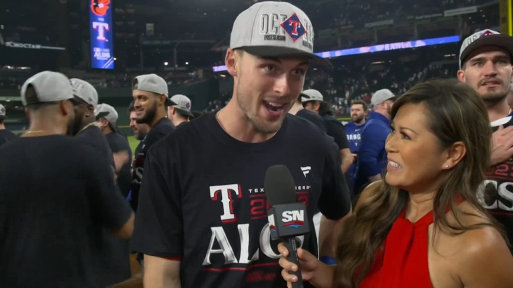 Houston Astros fans recreate viral 2017 hat stunt at parade