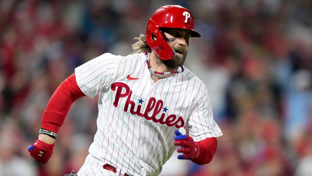 Staley gets star treatment in Philly for NLCS, meets Kelce brothers