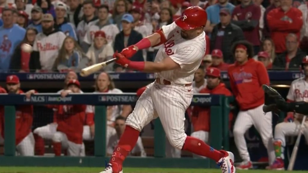 Kyle Schwarber extends homer streak as Phils edge Brewers