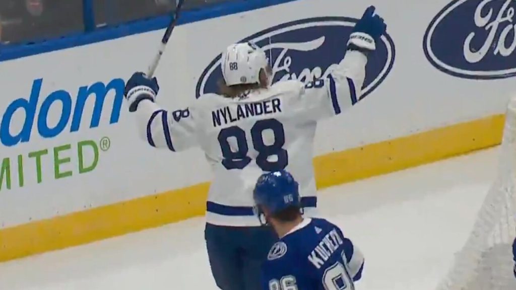 Nylander praises Simmonds' fight as 'turning point' in win