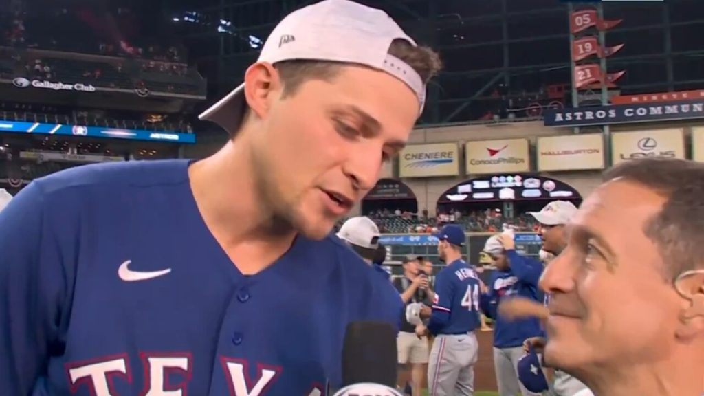 Houston Astros fans recreate viral 2017 hat stunt at parade