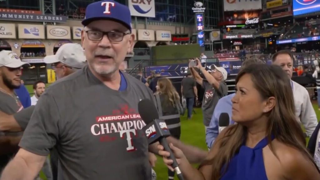 Giants fans give hero's welcome to Bruce Bochy, wearing Ranger blue