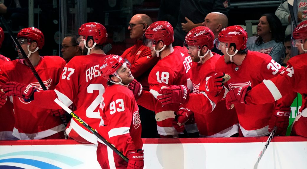 Alex DeBrincat scores 2 goals in Red Wings win over Lightning