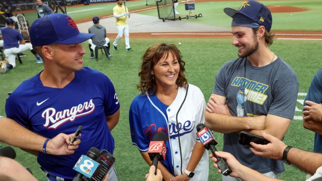 Arozarena's mom throws first pitch, watches son in MLB for 1st