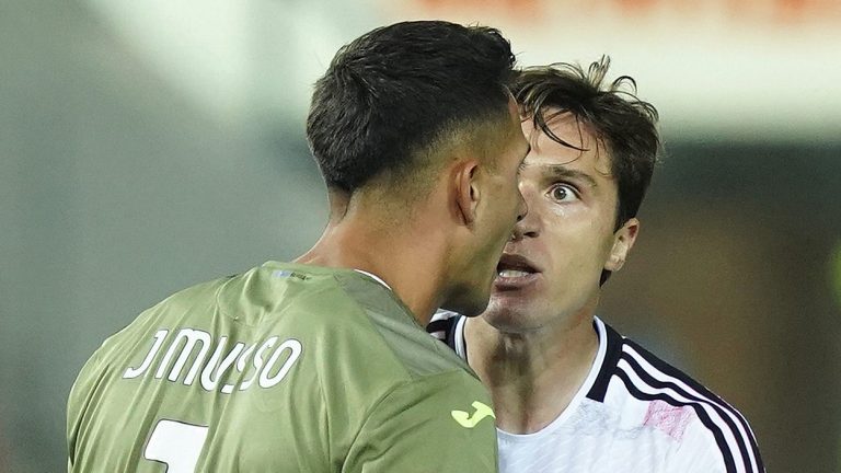 Juventus' Federico Chiesa, right, challenges Atalanta's goalkeeper Juan Musso during the Serie A soccer match between Atalanta and Juventus at the Gewiss stadium in Bergamo, Italy, Sunday, Oct. 1, 2023. (Spada/LaPresse via AP)