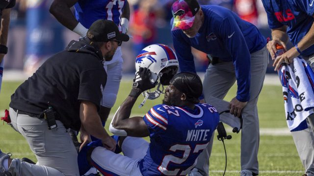 Steelers QB Kenny Pickett leaves loss against Texans after injuring knee