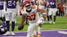 Kelce returns to catch TD after hurting ankle to help Chiefs outlast Vikings