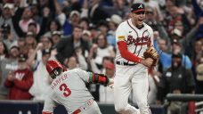 Braves rally from down four on d&#8217;Arnaud, Riley homers to even NLDS vs. Phillies