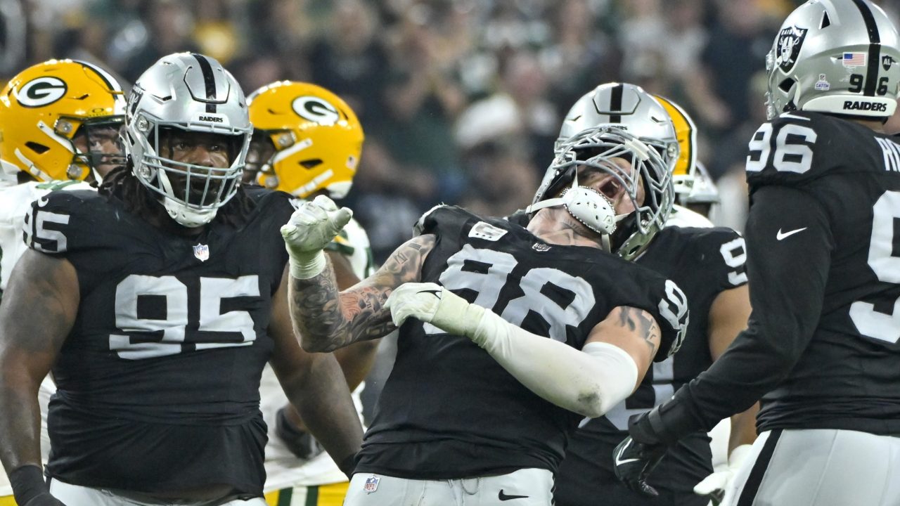 Raiders cling to playoff hopes with 17-13 win over Denver