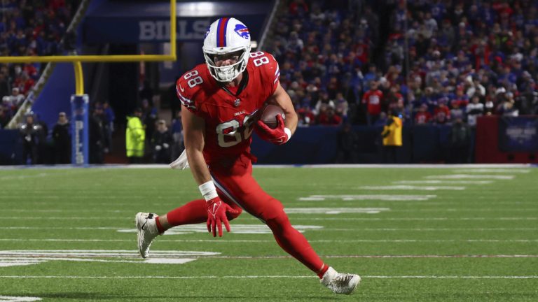 Buffalo Bills tight end Dawson Knox (88) makes a catch the second half of an NFL football game against the New York Giants in Orchard Park, N.Y., Sunday Oct. 15, 2023. (Jeffrey T. Barnes/AP)