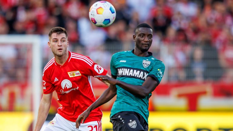 Berlin's Robin Knoche, left, fights for the ball against VfB Stuttgart's Serhou Guirassy. during the Bundesliga soccer match between Union Berlin and VfB Stuttgart in Berlin Saturday, Oct. 21, 2023. (Andreas Gora/dpa via AP) 