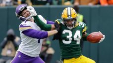 Cousins throws 2 TD passes before leaving with injury in Vikings&#8217; victory over Packers