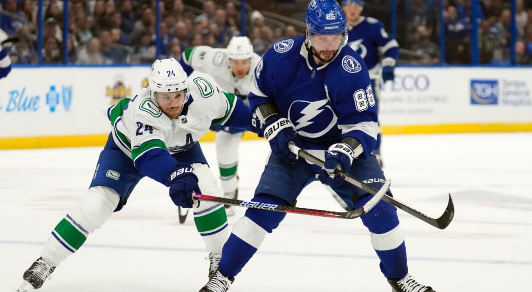 Lightning's Steven Stamkos Picks Top Corner With Three Seconds Remaining In  Period 