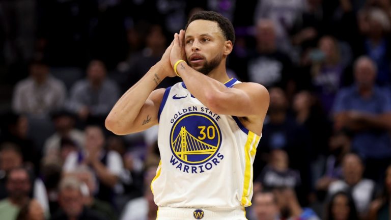 Stephen Curry had 31 points and 11 rebounds as the Golden State Warriors beat the New York Knicks 110-99 on Thursday night. (Jed Jacobsohn/AP)