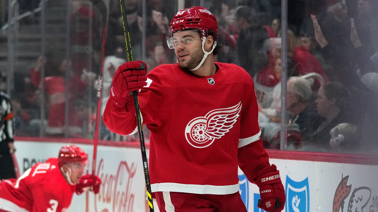 Red Wings give Hawks the cold shoulder