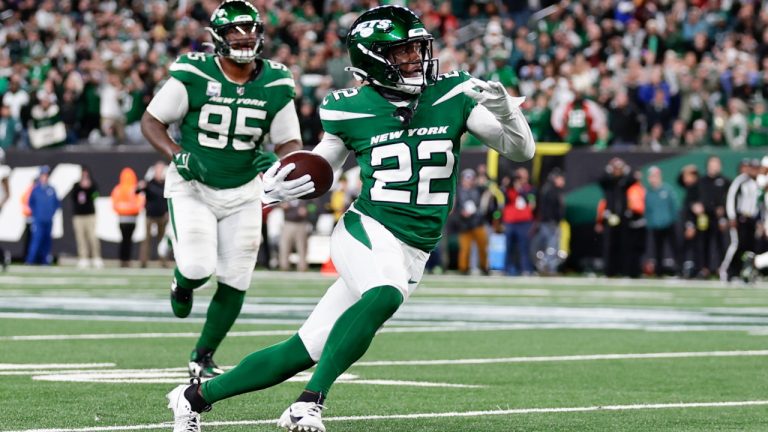 New York Jets' Tony Adams, right, runs with the ball after an interception during the second half of an NFL football game against the Philadelphia Eagles. (Adam Hunger/AP)