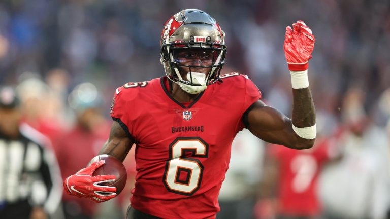 Former Tampa Bay Buccaneers wide receiver Julio Jones goes in for a touchdown during the first half of an NFL football game against the Seattle Seahawks. (Gary McCullough/AP)