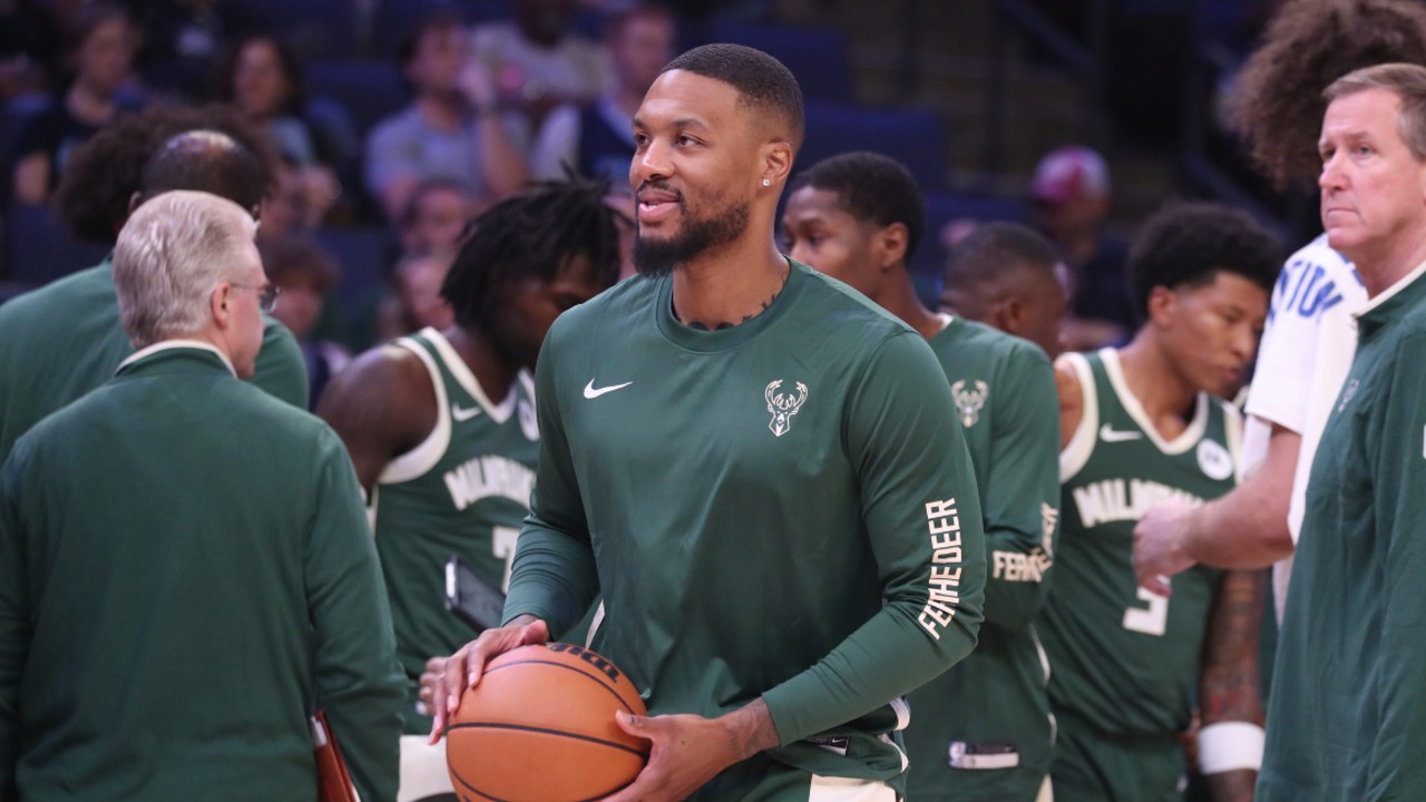 Lillard scores 14 points in Milwaukee Bucks debut