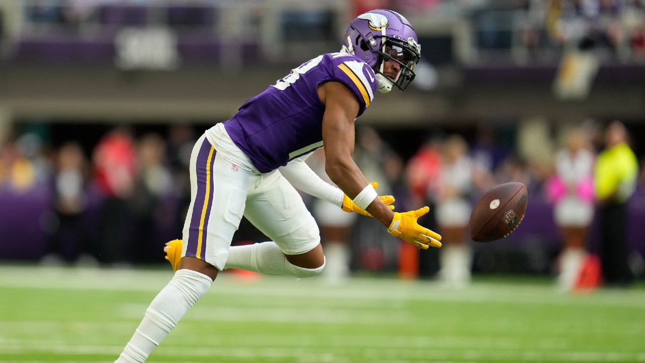 Minnesota Vikings wide receiver Justin Jefferson's fourth catch of game  nets 14 yards and first down for Vikes