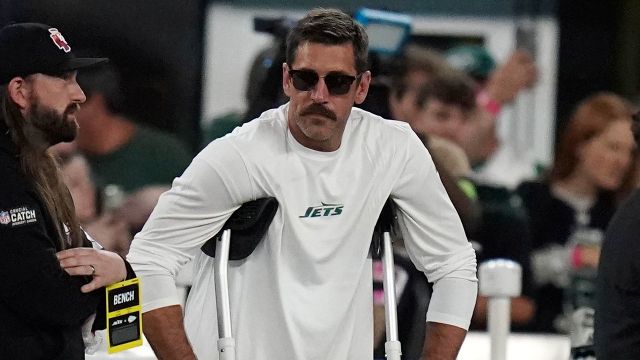 Aaron Rodgers rejoins Jets teammates ahead of Sunday night game vs. Chiefs